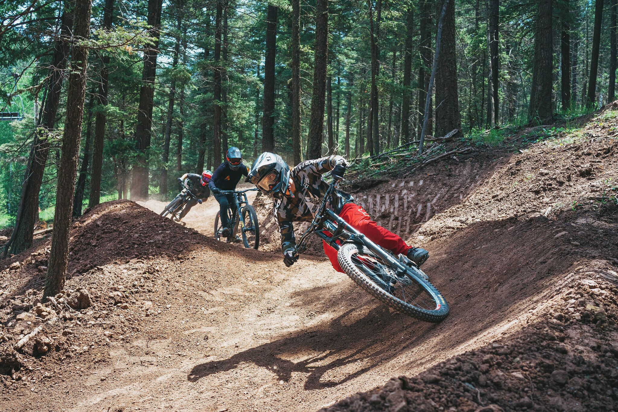 Un sentier pour motos tout-terrain situé dans une zone boisée.