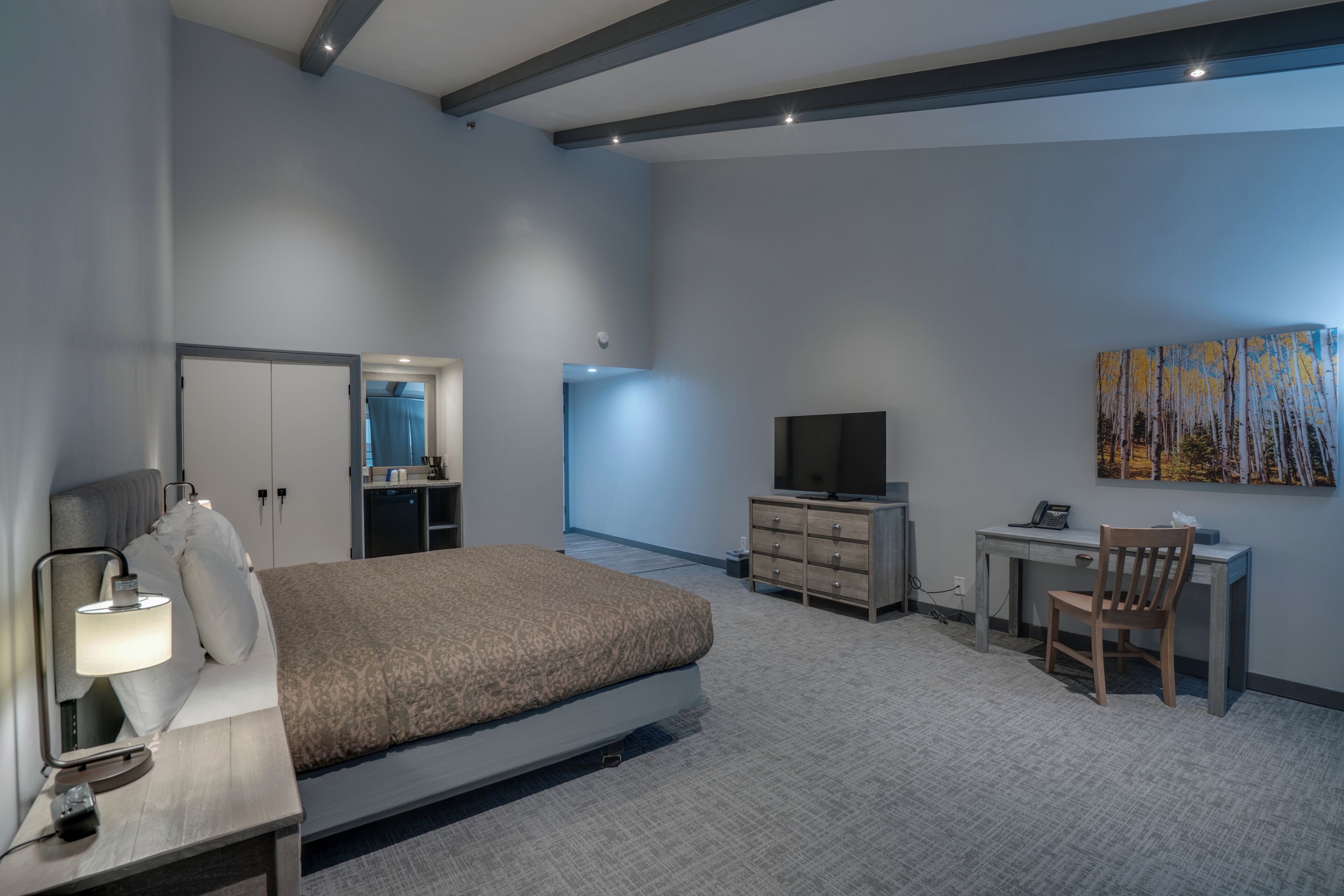 Standard Room, 1 King Bed, Balcony | Free WiFi, bed sheets
