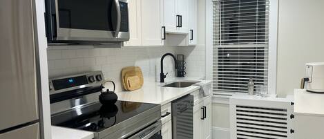 Mikrobølgeovn, ovn, kokeplater og oppvaskmaskin