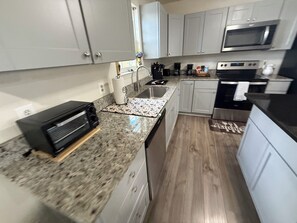 Een koelkast, een magnetron, een oven, een kookplaat