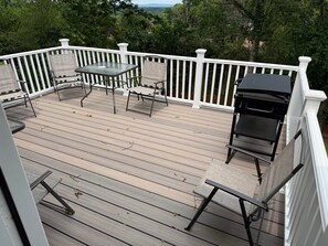 Outdoor dining - Spacious 5-bedroom house with WiFi, AC in charming Front Royal (Front Royal)