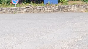 A blue sign with 'marvilla parks' and 'parc des roches' text, a no parking sign, and a stone wall. - RELAXING MOBILE HOME AND FRIENDLY POOL (Saint-Chéron)