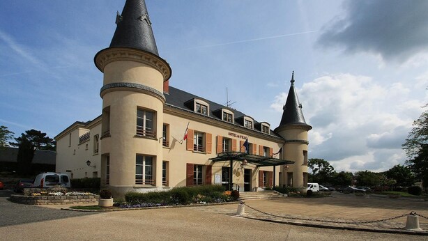 A historic building with two prominent towers, a central entrance with a covered area, and a flag. - RELAXING MOBILE HOME AND FRIENDLY POOL (Saint-Chéron)
