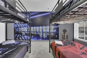 4 bedrooms, iron/ironing board, travel cot, free WiFi - Resort Fun~Star Wars~Toy Story Rooms~Near Disney (Kissimmee)