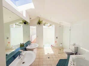 淋浴设施、按摩浴缸、毛巾、卫生纸