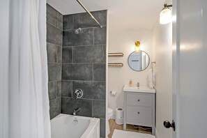 Sèche-cheveux, serviettes fournies, savon, shampoing