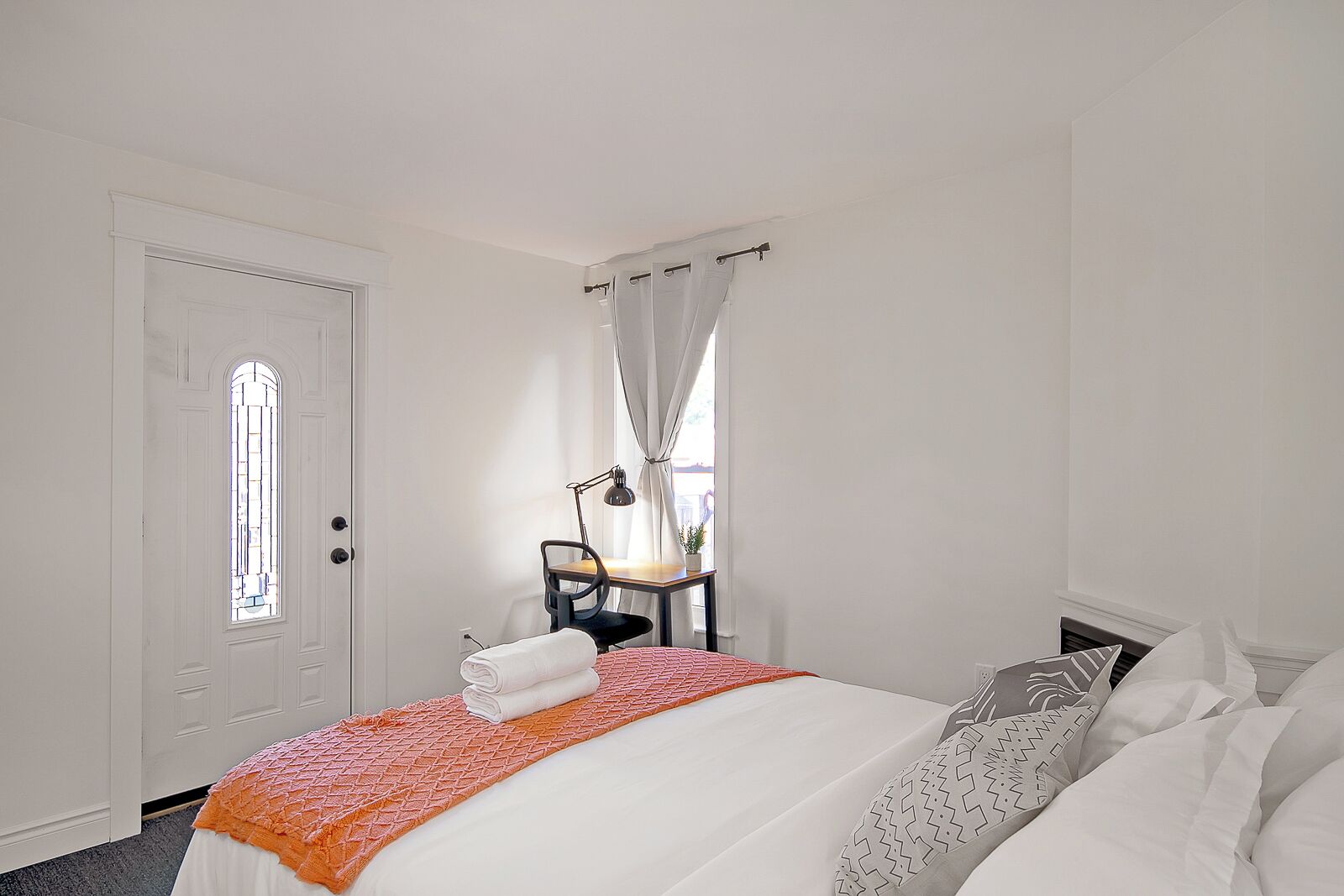 2 habitaciones, escritorio, tabla de planchar con plancha y wifi gratis 