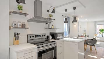 Kühlschrank, Mikrowelle, Ofen, Herdplatte