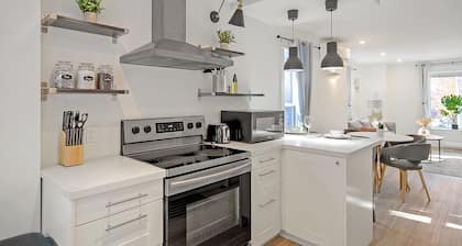 Bright & Modern 2BR | Near DT & Hospital