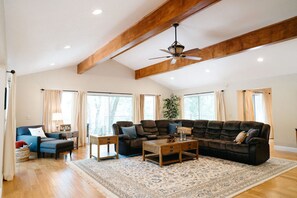 Fernseher, Kamin, Stereoanlage