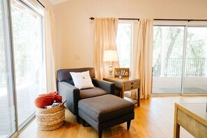 Fernseher, Kamin, Stereoanlage