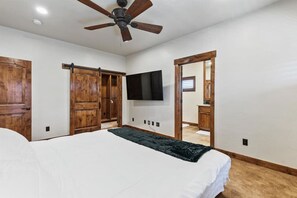 2 bedrooms, WiFi - Reno Basecamp | 2 King Suites, Walk to Food & Fun (Reno)