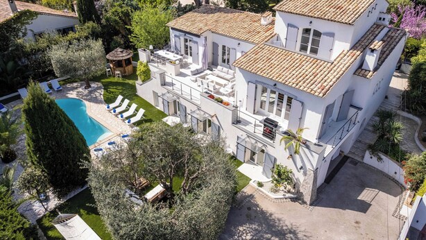 A two-story house with a swimming pool, outdoor seating, and a garden. - Sumptuous Villa - AC- 6br- 12p- Cannes (Cannes)