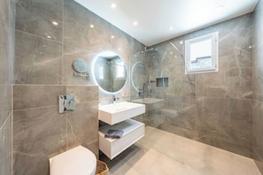 Apartment | Bathroom | Bathtub, hair dryer, towels, shampoo