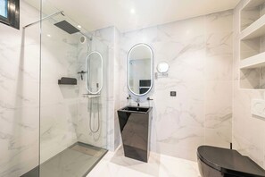 Apartamento | Banheiro | Banheira, secador de cabelo, toalhas de banho, shampoo