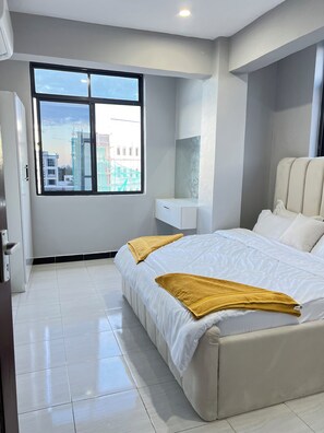 3 bedrooms, iron/ironing board, WiFi, bed sheets - Modern 3BR Hideaway in Masaki | Pool, Gym & Prime Location (Dar es Salaam)