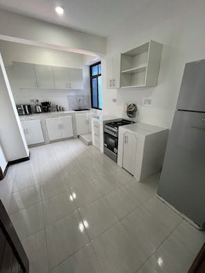 Microwave, oven - Modern 3BR Hideaway in Masaki | Pool, Gym & Prime Location (Dar es Salaam)