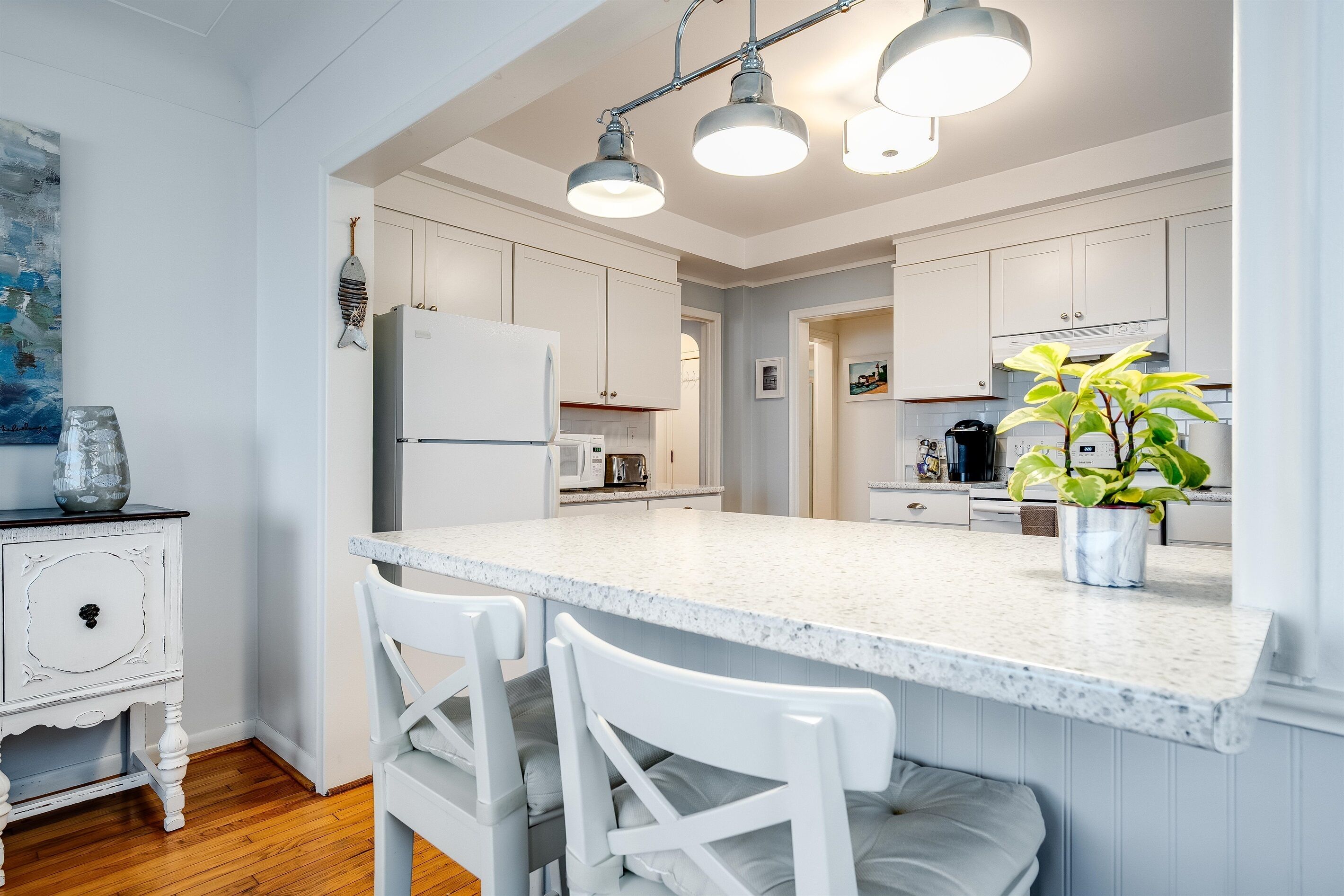 Een koelkast, een microgolfoven, een oven, een kookplaat