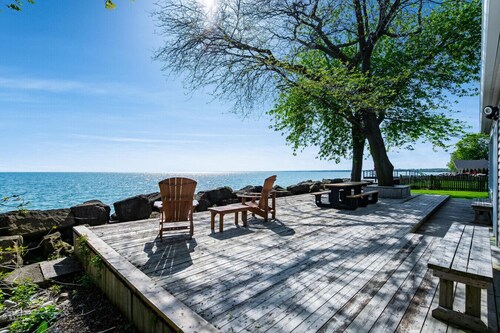 Sunroom Shores Lake Retreat Near Point Pelee