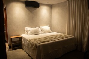 Casa Deluxe, 4 dormitoris, vistes a la piscina | 4 dormitoris, escriptori i espai de treball apte per a portàtils 