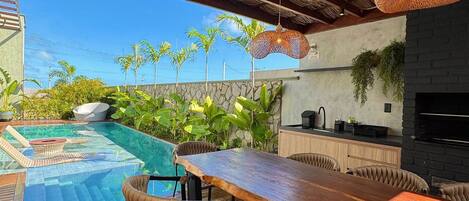 Deluxe-Haus, 4 Schlafzimmer, Poolblick | Speisen im Freien