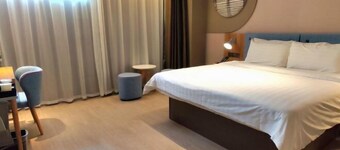 Yijia Hotel (Xinyi Railway Station Nanjing Road)