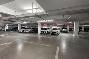 Un estacionamiento de varios niveles con varios autos estacionados.