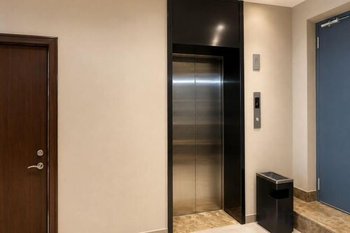 Yijia Hotel (Xinyi Railway Station Nanjing Road)