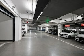 Un estacionamiento de varios niveles con varios automóviles aparcados.