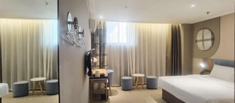 Yijia Hotel (Xinyi Railway Station Nanjing Road)