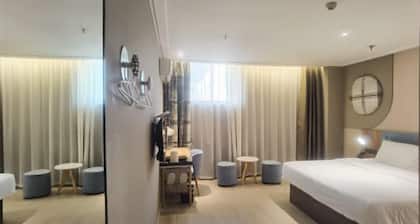 Yijia Hotel (Xinyi Railway Station Nanjing Road)