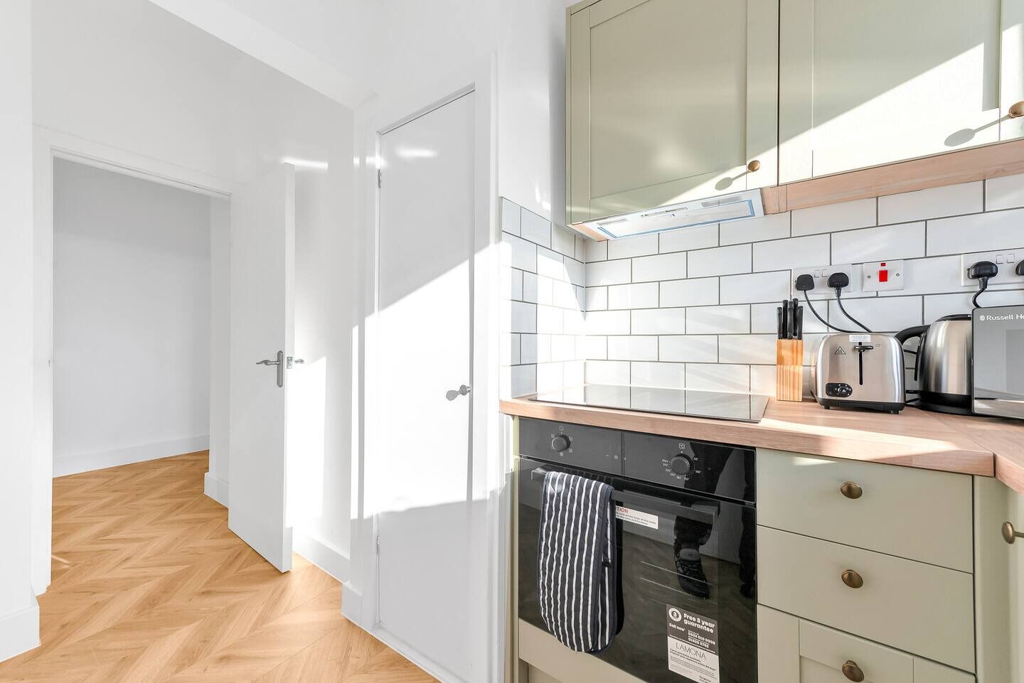 Fridge, microwave, oven, coffee/tea maker