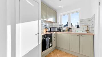 Fridge, microwave, oven, coffee/tea maker