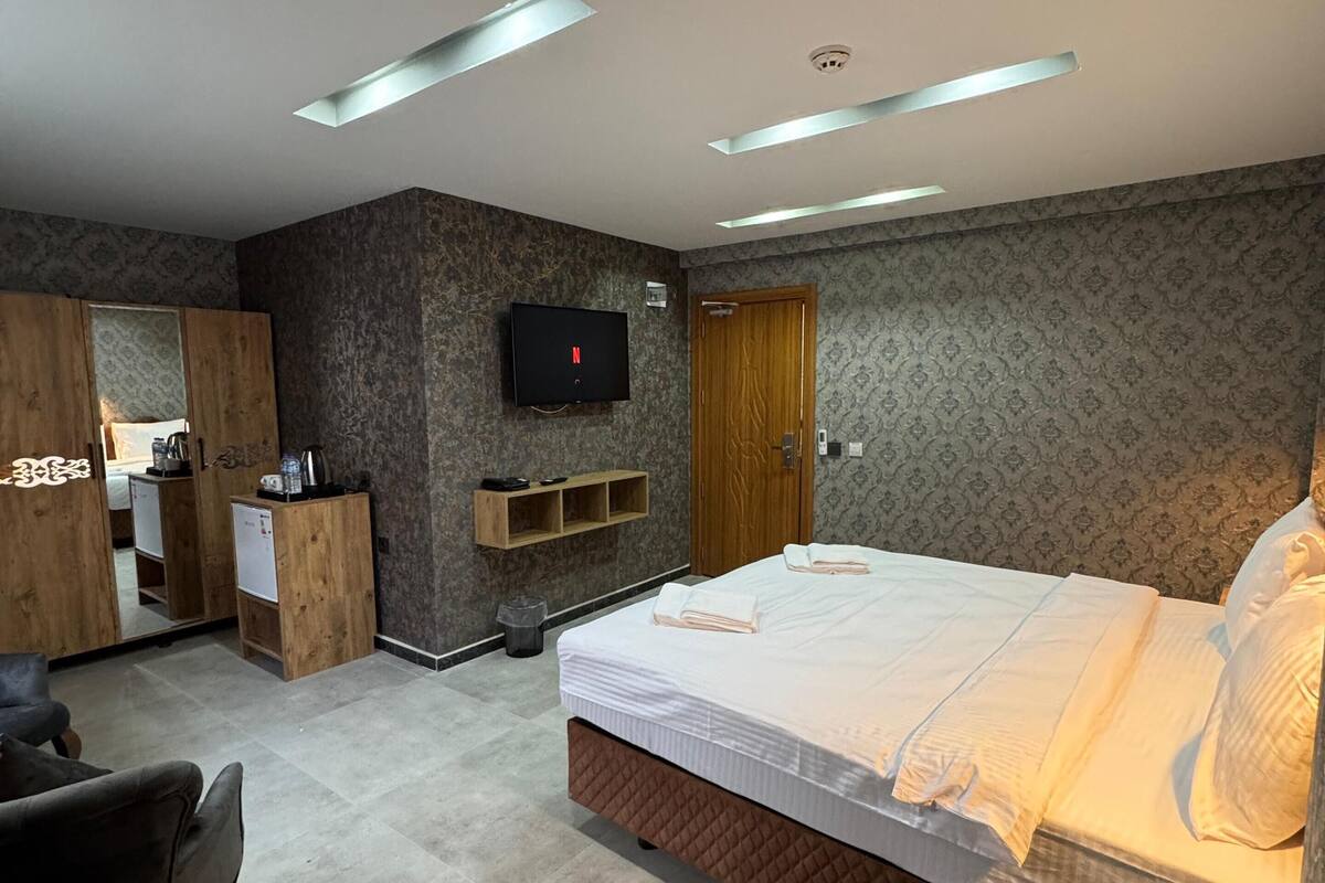 Deluxe Double Room | Laptop workspace, free WiFi