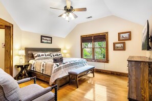 2 habitaciones, escritorio y tabla de planchar con plancha