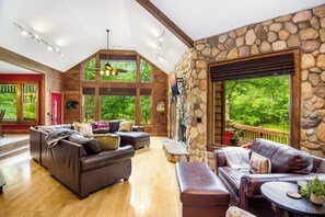 Smart-TV, Kamin, DVD-Player, Bücher