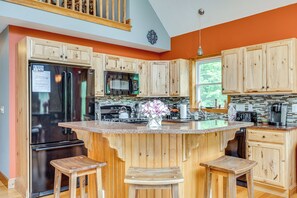Fridge, microwave, stovetop, dishwasher