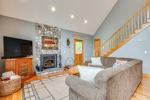 TV, fireplace, books - Ski, Hike & Fish: Chalet w/ Hot Tub in Conway (Conway)