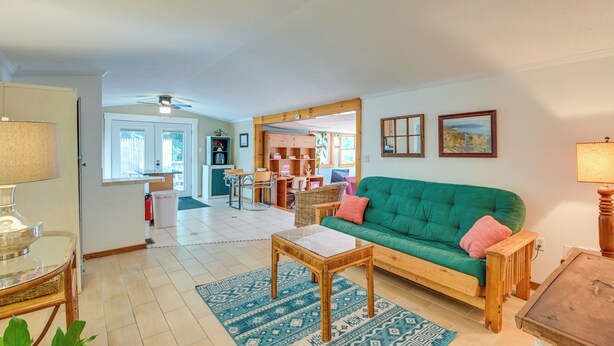 TV, DVD player, books - 13 Mi to Acadia: Artistic Retreat in Nature (Trenton)