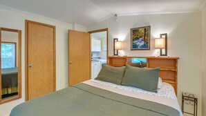 2 bedrooms, desk, Internet, bed sheets - 13 Mi to Acadia: Artistic Retreat in Nature (Trenton)