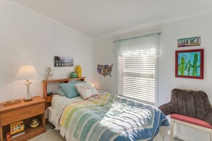 2 bedrooms, desk, Internet, bed sheets - 13 Mi to Acadia: Artistic Retreat in Nature (Trenton)