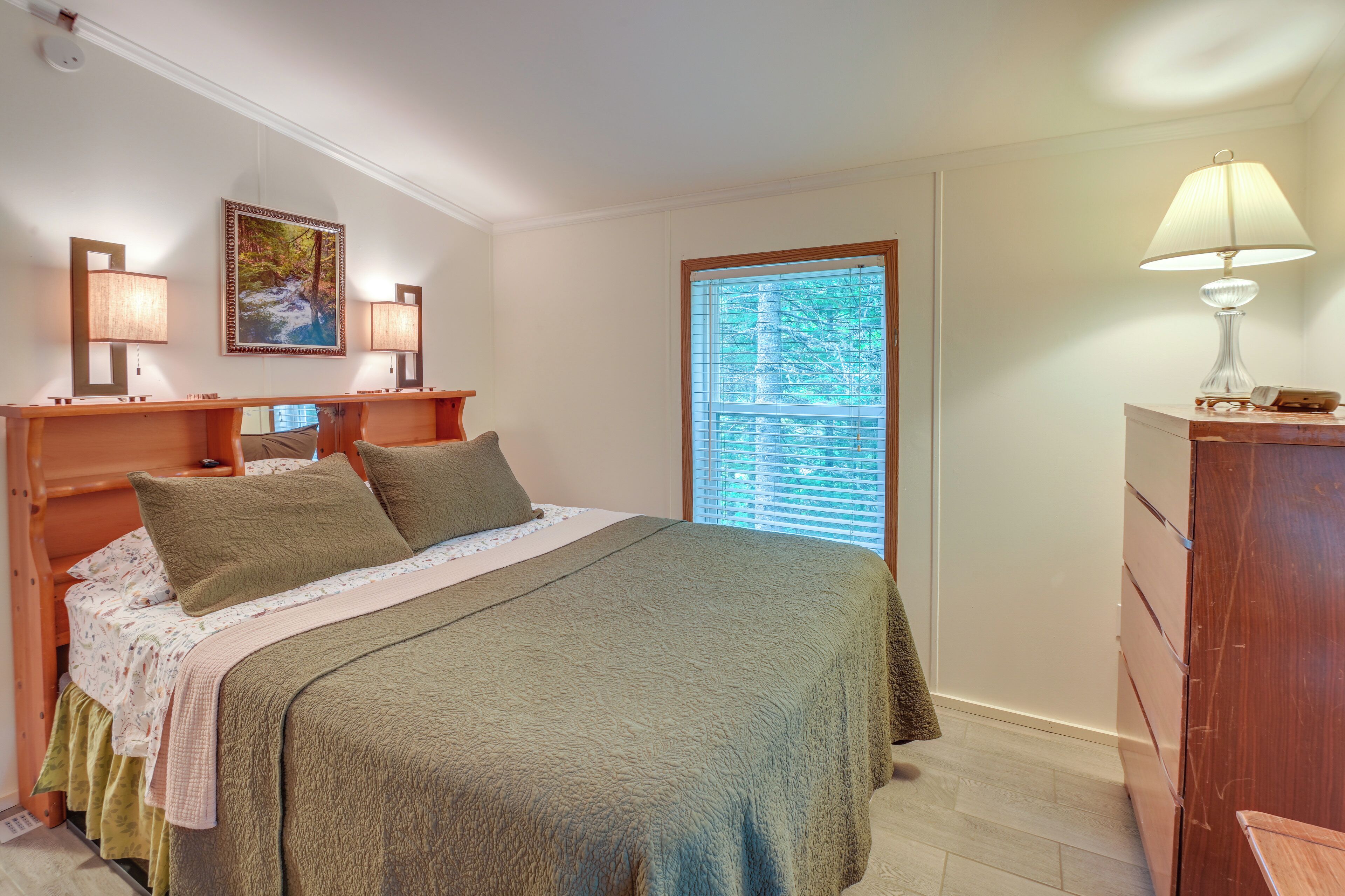 2 bedrooms, desk, internet, bed sheets