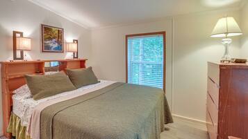 2 bedrooms, desk, internet, bed sheets