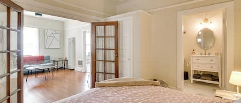 2 habitaciones, escritorio, tabla de planchar con plancha y wifi