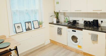 Modern Apartment, 3 Bedroom, Sleeps 8, Near Ally Pally, Balcony & Workspace