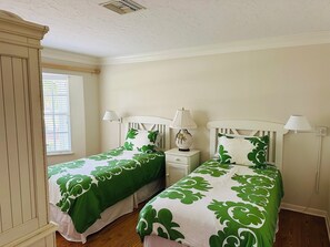 3 bedrooms, iron/ironing board, WiFi, bed sheets