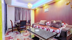 Una sala de estar acogedora con sofá, una mesita de centro y un comedor con sillas y una mesa.