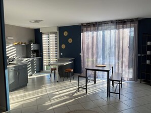 Dining - Giverny Claude monet /mac Arthur /rouen/paris/logement boîte à clé 6 personnes (La Heunière)