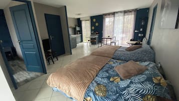 1 habitación, tabla de planchar con plancha y cuna de viaje