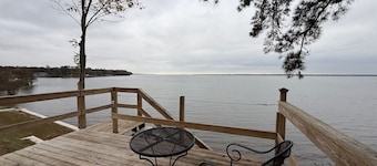 Charming 3-bedroom house in Vance with WiFi and beautiful lake view
